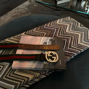 GUCCI Bälte - Modell: Gucci (Web belt with G buckle) Skick: 6/10 (Använd) Retail: 4290kr Mitt pris: 1650kr