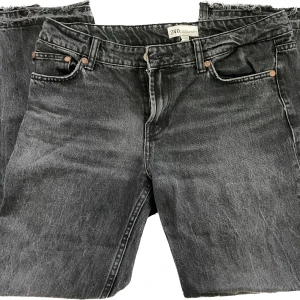 Lowwaist jeans  - Low waist jeans från zara i storlek 40. Sprättade nertill. Sitter mer som Midwaist. Inga tecken på användning.  Hör av dig vid frågor ! 💘👛