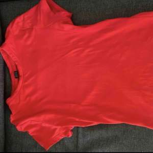 En vanlig röd t shirt. Säljer pgr har ingen användning för den.Väldigt skönt material.❤️