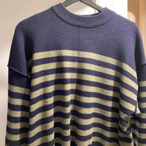En stickad randig tröja från zara med blå bas i färgen marinblå och sedan mörkgröna ( skogsgrön) ränder på nedre delen av tröjan!❤️ Kommer även använda mig av maskin för att noppra tröjan. Den är helt slutsåld!