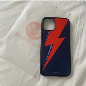 Mobilskal  - säljer detta as coola mobilskal med en blixt på till iPhone 11 PRO ❣️Säljer de för att de ej är min stil längre. Skriv vid minsta intresse! Skickar spårbart med postnord.