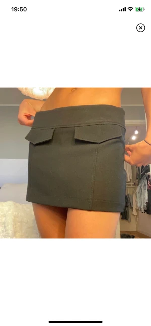 Kjol - Lågmidjade kjol den pull and bear. Super fin passar bra till en topp 