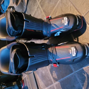 Fina skidpjäxor - Fina Rossignol, Speed 80 Flex med Easy Entry.