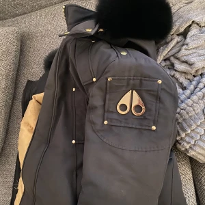 Moose Knuckles - Hjälper min kille att sälja sin Moose Knuckles jacka. Jackan är i bra skick och har äkta päls.  Han är även öppen till byte i samma prisklass.  (Nypris 14000kr)  PRIS KAN DISKUTERAS VID SNABBA AFFÄRER ❣️