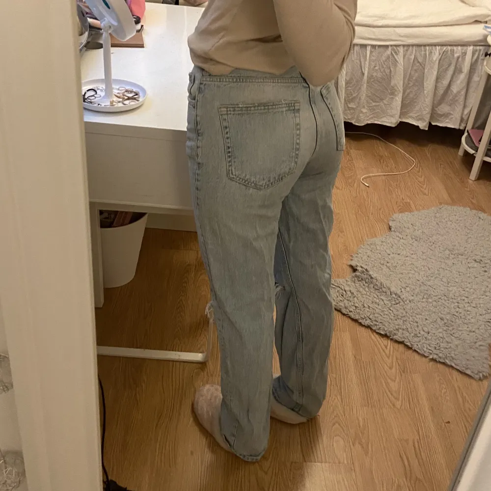 Jag säljer dessa snygga ljusblåa jeans med håliga knän💙. Jeans & Byxor.