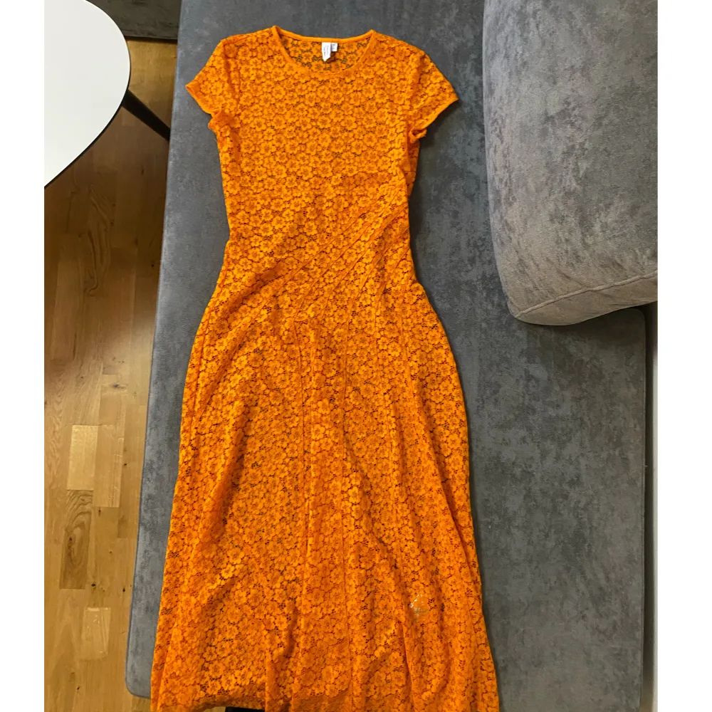 Flower lace midi dress  Orange midiklänning i spets från & Other stories, storlek 36. Passar perfekt som strandklänning.. Klänningar.