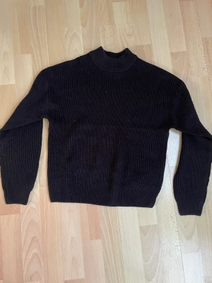 Svart stickad tröja - Jättefin svart stickad tröja som passar till allt! Väldigt mysig och bekväm. Finns en likadan i samma storlek i vit också om någon är intresserad🥰