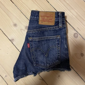 Levis shorts - Levis short i mycket bra skick, använda en sommar. Skriv privat för frågor och fler bilder! De är i storlek w23 jag har storlek w24 i midjan och de sitter jättebra! 