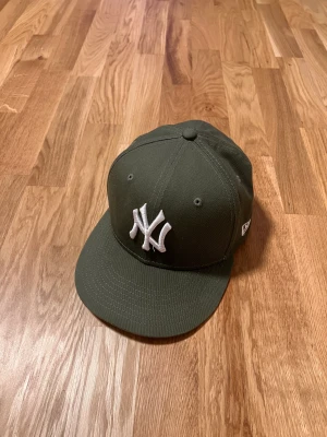 New era fitted keps  - New era fitted keps köpt på hatstore för retail: 499kr, knappt använd, inga defekter säljer den nu för 300kr! Mått: 57,7 cm/7 1/4