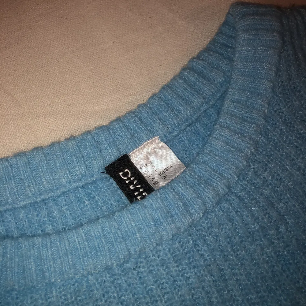 superfin mjuk blå stickad tröja, haft länge men använd väldigt sparsamt💕storlek S men skulle passa en M😊. Tröjor & Koftor.