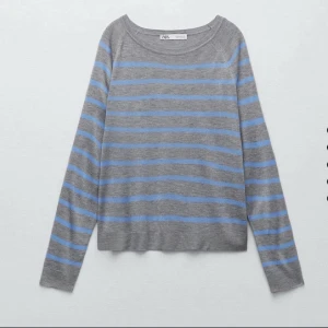 Randig zara tröja - En grå zara tröja med blåa ränder som inte kommer till användning mera. Superfin och nästan helt oanvänd. 💙 Andra bilden är lånad