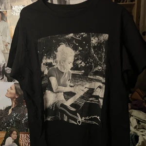 Lady Gaga oversized shirt - En lite oversized Lady gaga t-shirt. Säljer pga att jag inte använt den så mycket. Mycket bra skick och trycket går inte bort utan det är samma material som tröjan. Står Joanne i kanten som hennes album