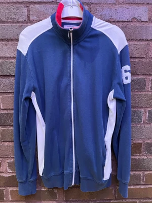 tracksuit tröja - tracksuit tröja från dressman men köpt second hand. storlek L men passar som M