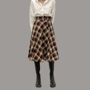 rutig midikjol - bältet går att ta av om man vill :)) 