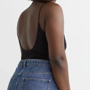 Body med djup rygg  - Oanvänd ribbad body med djuprygg och tunna band, knappar för att knäppa