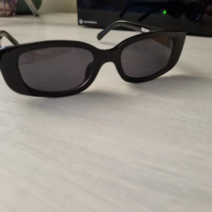 Snygga svarta solglasögon - Knappt använda rektangulära solglasögon! 