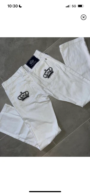 Victoria Beckham jeans! - Köptes på plick men passade ej så kan inte skicka bild med dom på<33 skulle säga att dom passar en S eller Xs! Pris är diskuterbart!