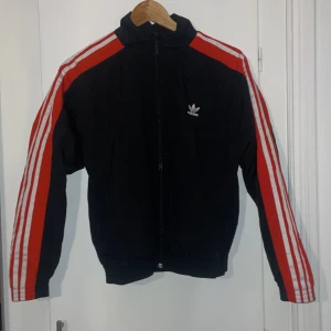 Adidas vindjacka - Nyskick✨fickor med dragkedja 