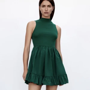 Volangklänning - Grön klänning med en volang. Nyskick. Frakt ingår!  Märke:Zara Storlek:L