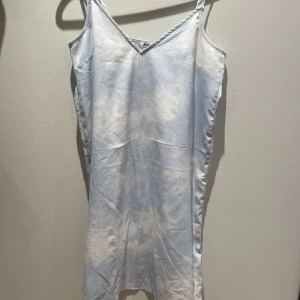 Monki slipdress  - Slipdress från monki, säljer då den inte kommer till användning. Super skön och lätt i tyget. Normal i storleken!