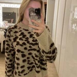 Stickad tröja i leopardmönster - Stickad tröja i leopard mönster, bekväm att ha på sig och sticks inte!