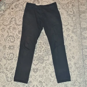 Dickies 872 slim fit - Svarta dickiesbyxor i bra skick.