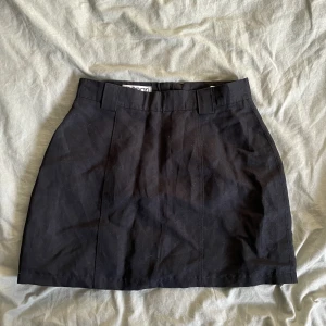 Svart minikjol - Uppsydd kjol till ministorlek 