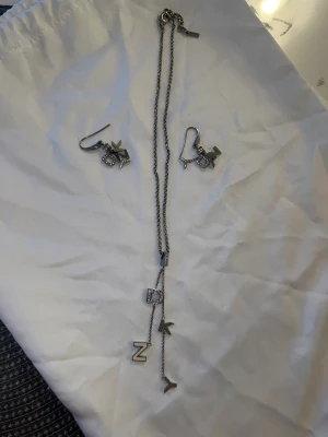Halsband och örhängen  - DKNY halsband och örhänge 
