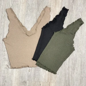 Toppar - Säljer dessa croppade toppar från SHEIN i storlek xs, 30 kr/st eller 75 kr för alla tre😊