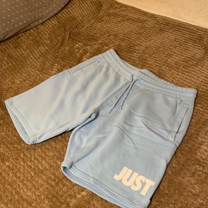 Just chill shorts  - Just chill shorts 10/10 skick, tagit på mig dom 1 gång, jätte små i storleken passar även xl ksk L 