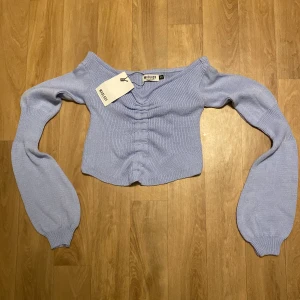 Ljusblå crop top - En superfin crop top med mjukt material och är i en härlig ljusblå färg färg. Den går att justera i snörena så man kan göra dne kortare och längre. 