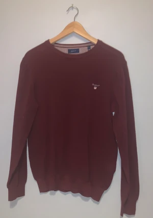 Långärmad tröja - Mörkröd tröja från gant, strl L men sitter mer som M  Köparen står för frakt😇