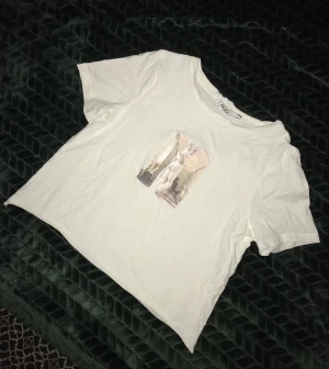 T-shirt - Avklippt (croppad) t-shirt med tryck.