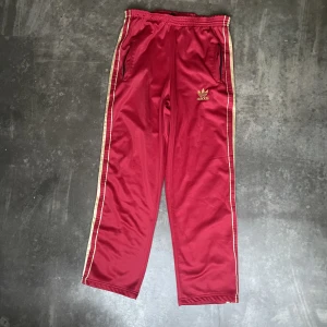 Byxor adidas - Byxor från adidas storlek M i nyskick. 3 FÖR 2 ALLA PRODUKTER på sidan. Betalar ej frakt och kan mötas upp i uppsala/stockholm.