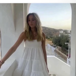 Zara klänning - Säljer min vita zara klänning som jag köpte förra året. En jättefin vit klänning som passar perfekt nu till sommaren💕(oanvänd med lappen kvar)