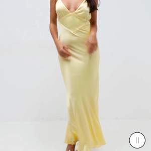 Säljer denna gula oanvända klänningen med lapparna kvar som passar perfekt som en balklänning! den är i storlek 10 som motsvarar storlek 38. (finns bilder om så önskas)