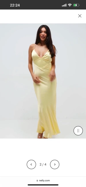 Gul maxiklänning - Säljer denna gula oanvända klänningen med lapparna kvar som passar perfekt som en balklänning! den är i storlek 10 som motsvarar storlek 38. (finns bilder om så önskas)