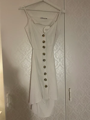 Linne klänning  - En fin linneklänning som säljs i befintligt skick! Aldrig använd med fått lite smuts längs ner som säkert går bort i tvätten (tvättar innan jag skickar såklart)! Säljs i befintligt skick!❤️