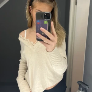 spetstopp  - Supersöt beige tröja med spets i uringningen både fram och bak! Kommer tyvärr inte till användning😩 den sitter strax nedanför naveln på mig som är ca 174🥰