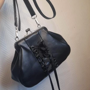 Söt väska - En söt axelväska från SHEIN som knappt är använd så inget slitage på metallen eller kanterna, endast ett stort fack.