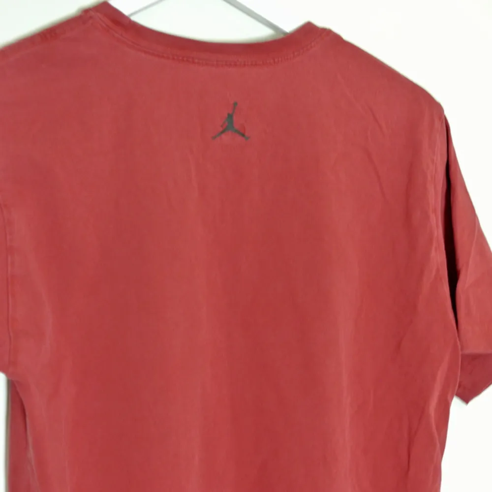 Jordan T-shirt med Jordan Retro 3 sneakers som motiv på framsidan. Använd en gång och i mycket bra/ fräscht skick. Storlek M. T-shirts.
