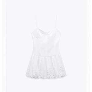Säljer denna super fina vita klänningen från zara då jag råkade köpa två. Klänningen säljs inte längre och är i storlek S med lappar kvar. Köparen står för frakt❤️
