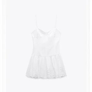 Zara klänning  - Säljer denna super fina vita klänningen från zara då jag råkade köpa två. Klänningen säljs inte längre och är i storlek S med lappar kvar. Köparen står för frakt❤️