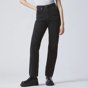 Weekday rowe jeans black - Weekday Rowe extra high straight jeans, Echo black. Storlek: 24/30 Orginalpris: 590kr