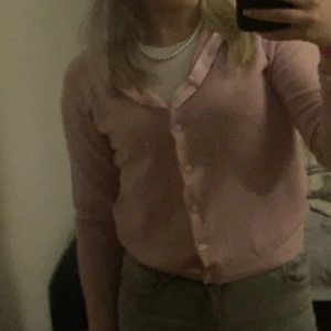 Rosa kofta  - Säljer en super fin rosa kofta passar som xxs/xs