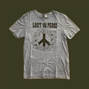 T-shirt med tryck på - En cool tröja från H&M i ljusblågrå färg. Storleken är XS men passar som S/M, oversized fit alltså. I fint skick förutom två små lila fläckar, kolla sista bilden. För fler bilder eller mått kontakta mig ✨