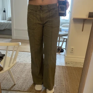 lådmidjade cargobyxor - säljer då de inte kommer till användning :( de har ett elastiskt band på insidan för att kunna göra midjan tightare och jag är ca 173cm lång om ni vill jämföra byxlängd. köpare står för frakten❤️