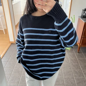 Randig stickad tröja  - Brandy Melville Brianna Cotton Stripe Sweater. Gott skick, men värt att notera att den är tvättad och lätt använd.  Oversized fit/One Size, men 81cm i längd och 64cm vid byst (via deras hemsida). [föredrar att mötas upp]