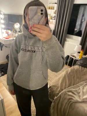 Champion Hoodie - Säljer min Champion hoodie som jag köpt på en Vintage affär som inte kommit till så mycket användning för min del men super snygg, köparen står för frakt (tryck INTE på köp nu). Skriv till mig för fler bilder💕💕Storlek S men den är lite oversized