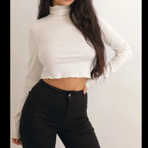 Turtleneck från Chiquelle - Vit/naturvit polo från Chiquelle. Nyskick, strl Small. 50 kr + frakt